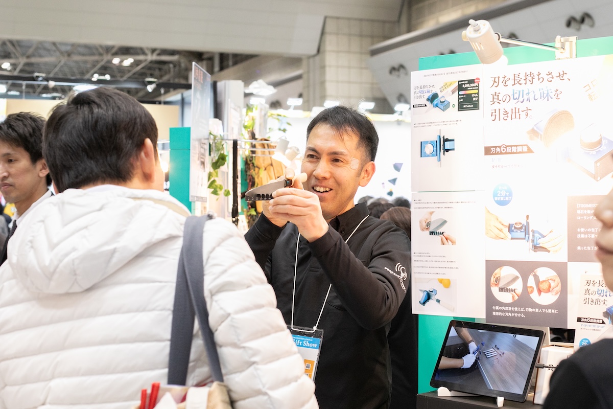 展示会・商談の現場 ─ AIではなく人間が判断すべき関係構築の場